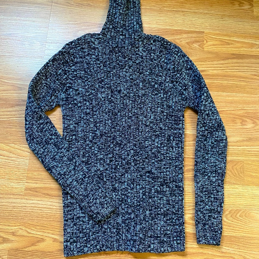 🌷3 / $25 Ladies Marled black and white turtleneck.
